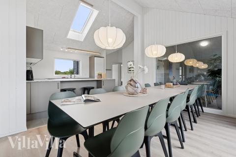 Det er plass til 14 personer i det store lyse oppholdsrommet i luksushus nr. 698.