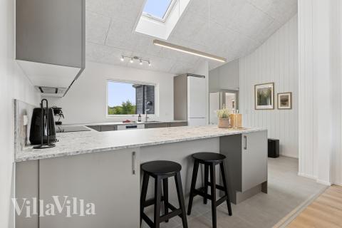 Kjøkkenet i luksushus nr. 698 er fullt utstyrt så dere lett kan lage mat til 14 personer.