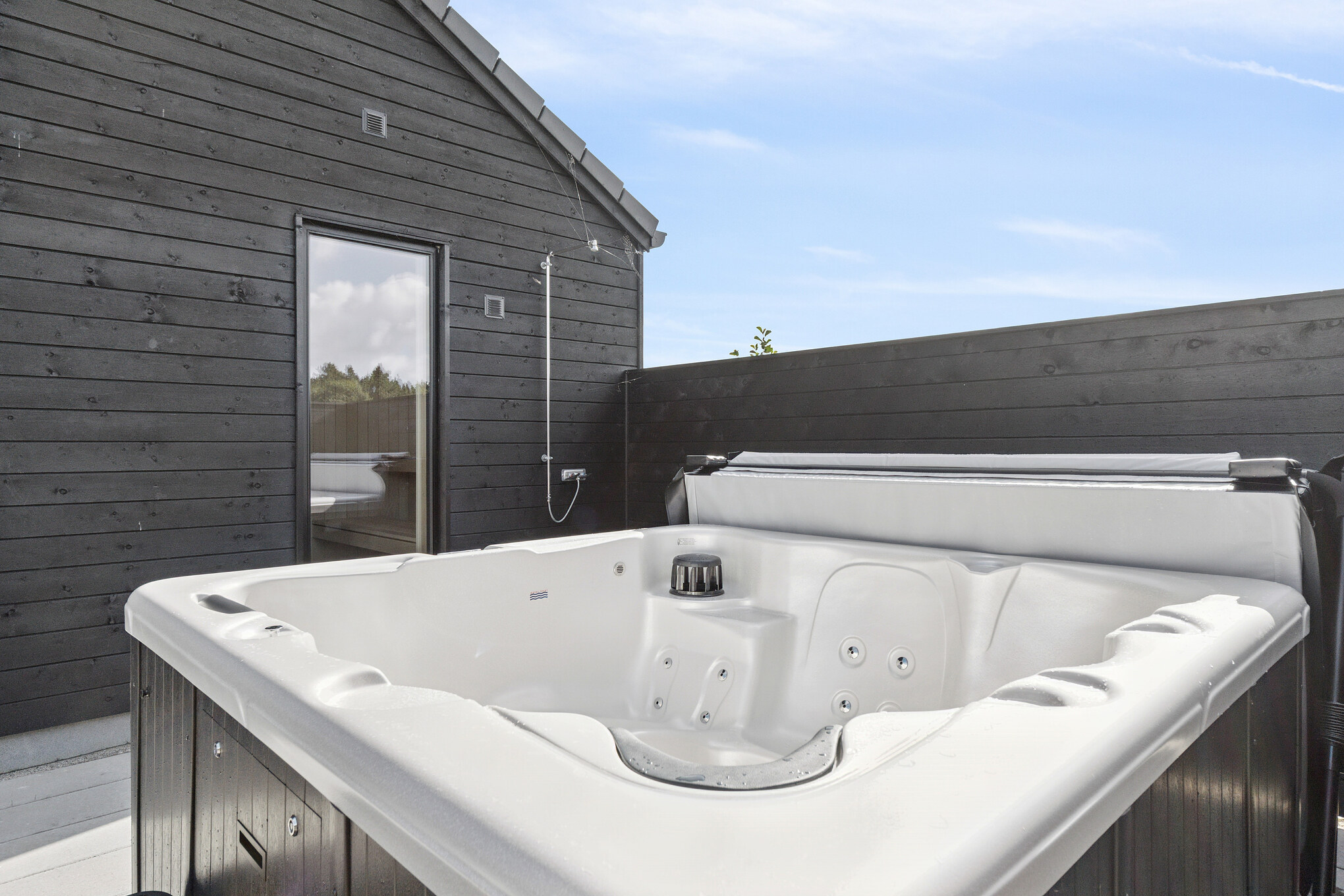 Nyt varmen i boblebadet i luksushus nr. 698 i Vestjylland