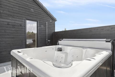 Nyt varmen i boblebadet i luksushus nr. 698 i Vestjylland