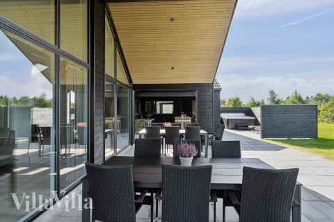 På terrassen i feriehus nr. 698 er det plass til 14 personer.