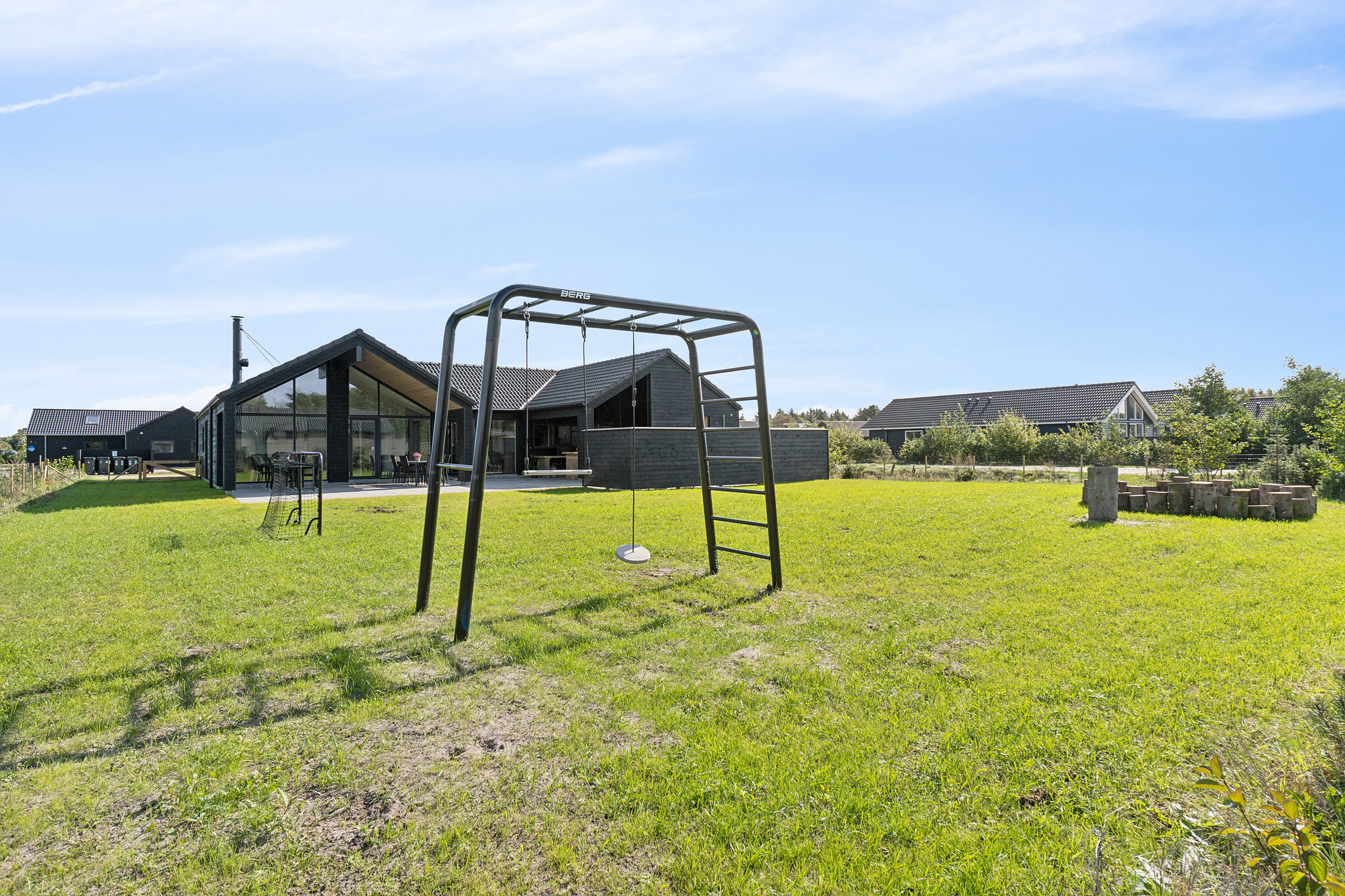 I det attraktive feriehuset nr. 698 i Vestjylland finnes det mengder av utendørsaktiviteter, som leketårn og huskestativ.
