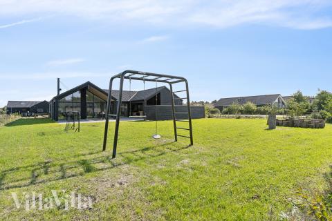 I det attraktive feriehuset nr. 698 i Vestjylland finnes det mengder av utendørsaktiviteter, som leketårn og huskestativ.