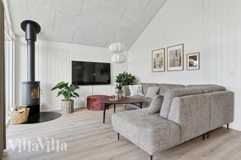 Sofaen i luksushus nr. 698 i Vestjylland er perfekt for å hygge seg med et brettspill eller se en film sammen.
