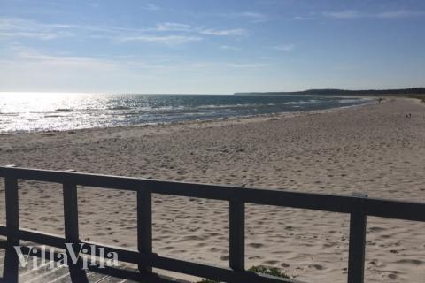 Stranden nær luksushus nr. 441 i Østjylland er ideell til gåturer.