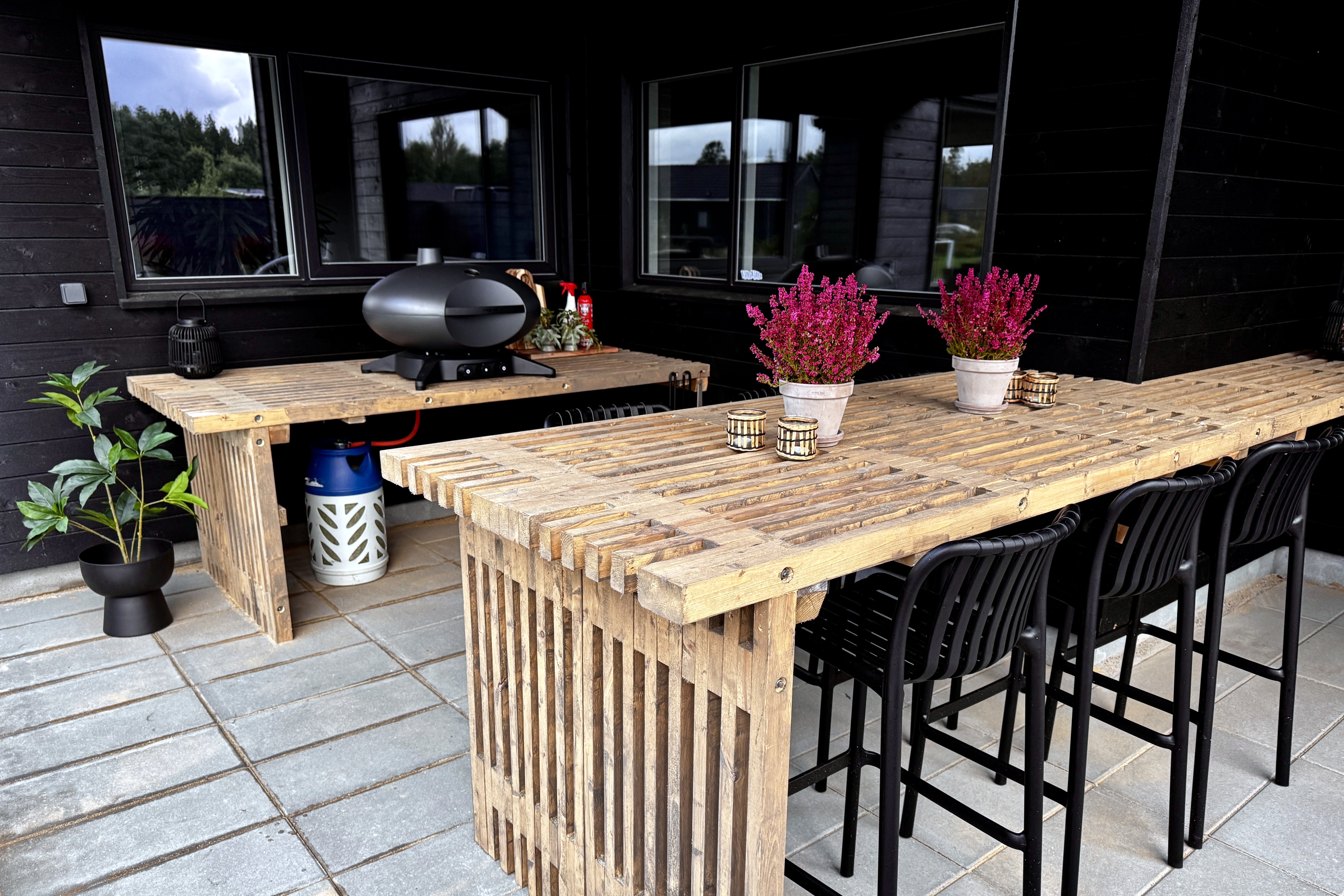 Luksushus nr. 698 har en deilig terrasse med gode hagemøbler til 14 personer.