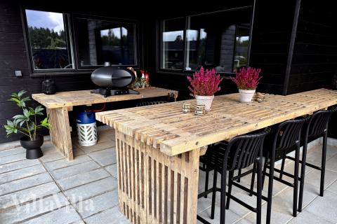 Luksushus nr. 698 har en deilig terrasse med gode hagemøbler til 14 personer.