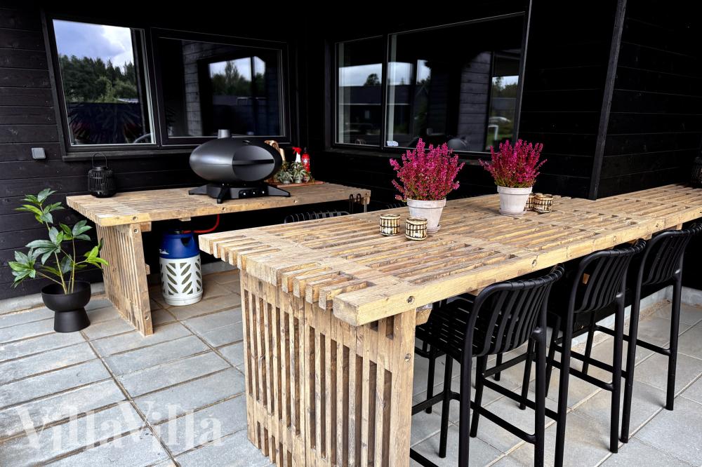 Luksushus nr. 698 har en deilig terrasse med gode hagemøbler til 14 personer.