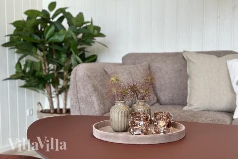 Det er god plass til hygge i feriehusets sofagruppe under oppholdet i luksushus nr. 698