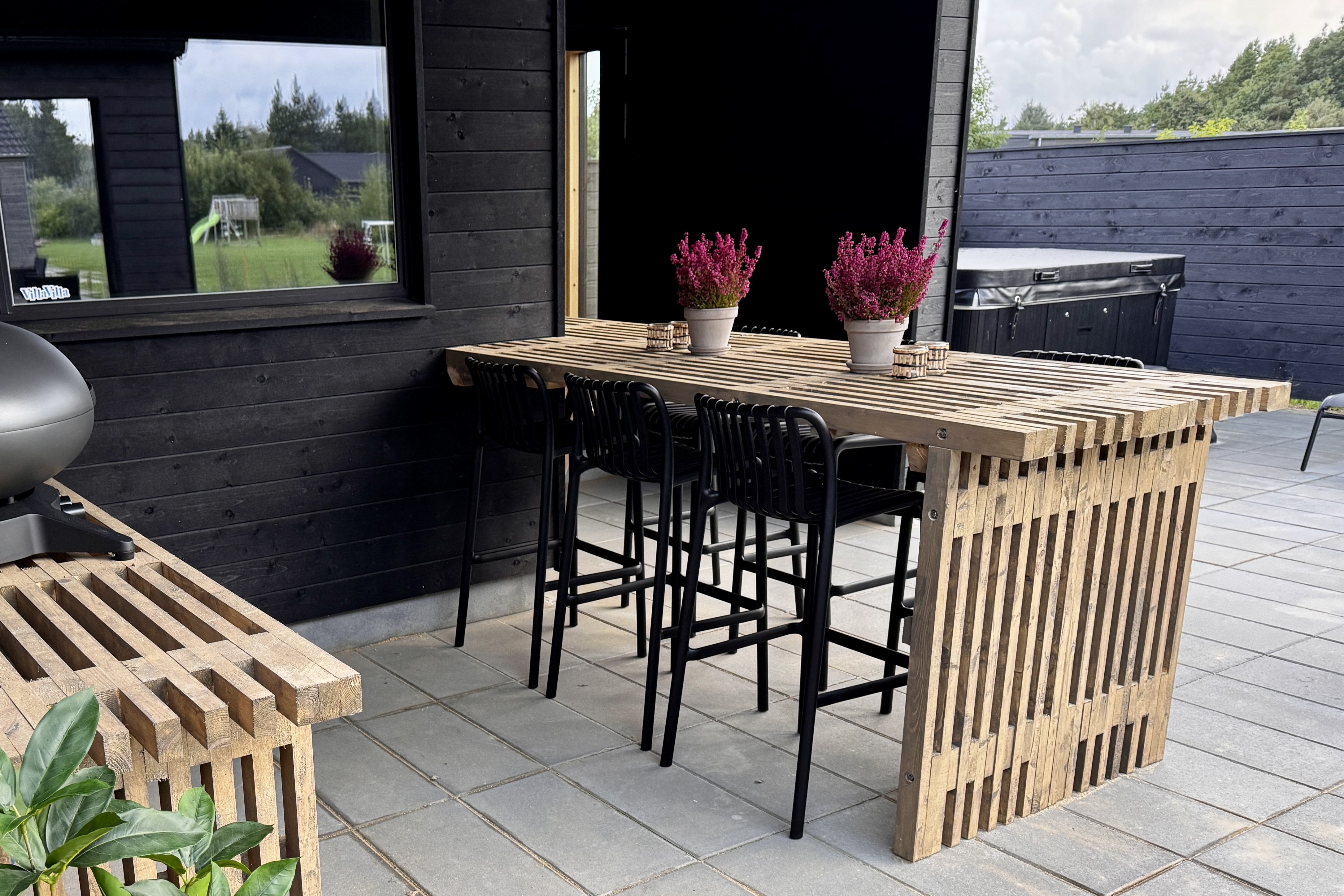 Nyt en grillkveld på terrassen i luksushus nr. 698 i Vestjylland