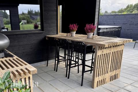 Nyt en grillkveld på terrassen i luksushus nr. 698 i Vestjylland