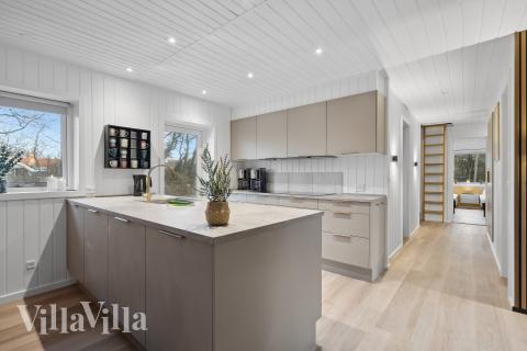 Kjøkkenet i luksushus nr. 926 er fullt utstyrt så dere lett kan lage mat til 14 personer.