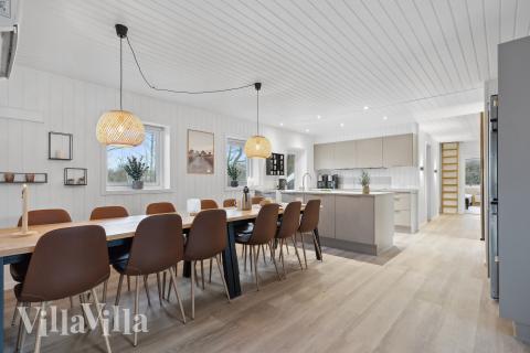 Det er plass til 14 personer i det store lyse oppholdsrommet i luksushus nr. 926.