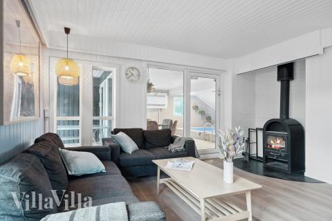 Sofaen i luksushus nr. 926 i Østjylland er perfekt for å hygge seg med et brettspill eller se en film sammen.