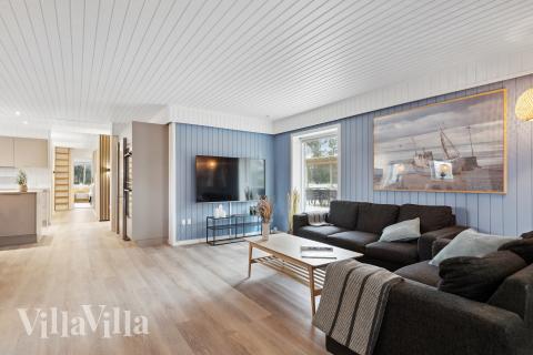 Det er god plass til hygge i feriehusets sofagruppe under oppholdet i luksushus nr. 926