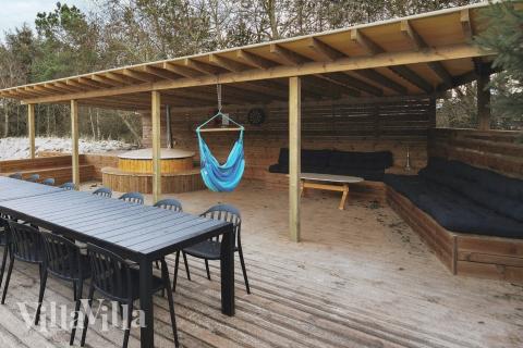Luksushus nr. 926 har en deilig terrasse med gode hagemøbler til 14 personer.