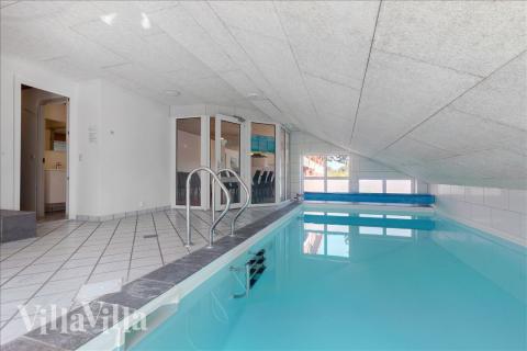 Feriehus 926 har et flott basseng med sklie, et stort innebygd boblebad og en badstue