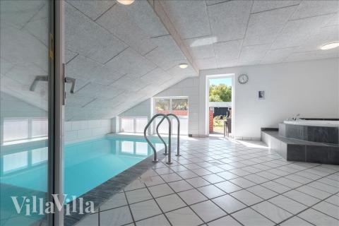 Det flotte bassenget i luksushus nr. 926 til 14 personer