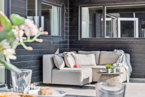 Luksushus nr. 617 har en deilig terrasse med gode hagemøbler til 14 personer.