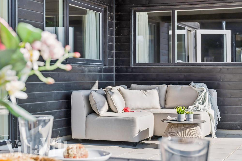 Luksushus nr. 617 har en deilig terrasse med gode hagemøbler til 14 personer.