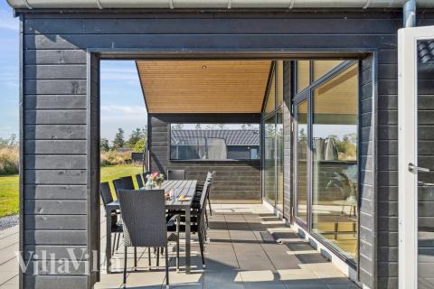 På terrassen i feriehus nr. 617 er det plass til 14 personer.