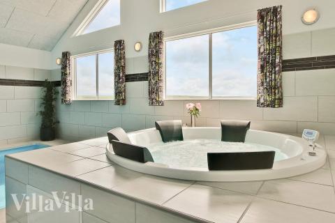 Nyt varmen i boblebadet i luksushus nr. 293 i Vestjylland