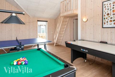 I tillegg til alle aktivitetsmulighetene i husets bassengavdeling, kan du også spille biljard, bordtennis og dart i luksushus nr. 293