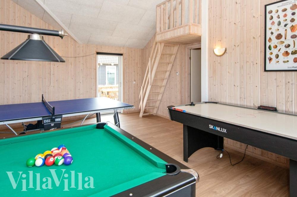 I tillegg til alle aktivitetsmulighetene i husets bassengavdeling, kan du også spille biljard, bordtennis og dart i luksushus nr. 293