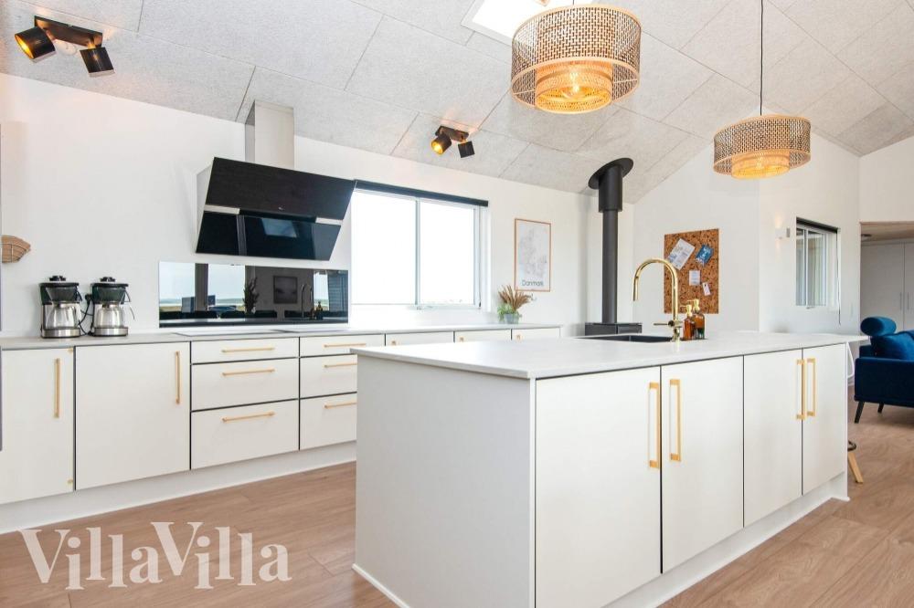 Kjøkkenet i luksushus nr. 293 i Vestjylland er godt innrettet.