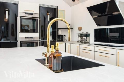 På luksushusets kjøkken finner dere alt dere trenger for å lage mat til 22 personer.