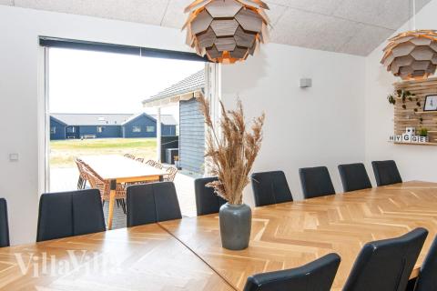 Det er plass til 22 personer i det store lyse oppholdsrommet i luksushus nr. 293.