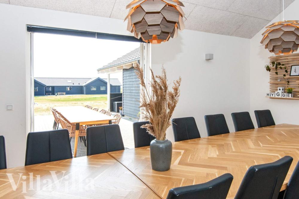 Det er plass til 22 personer i det store lyse oppholdsrommet i luksushus nr. 293.