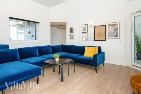 Det er god plass til at 22 personer sitter sammen i feriehusets oppholdsrom under et besøk i luksushus 293 i Vestjylland.