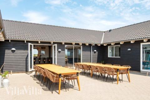 Luksushus nr. 293 har en deilig terrasse med gode hagemøbler til 22 personer.
