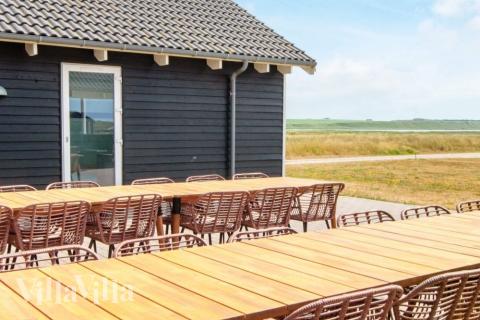 Nyt en grillkveld på terrassen i luksushus nr. 293 i Vestjylland