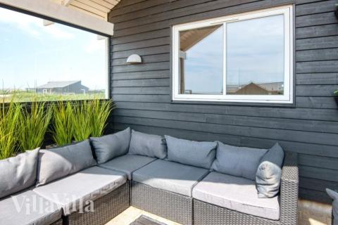 På terrassen i feriehus nr. 293 er det plass til 22 personer.