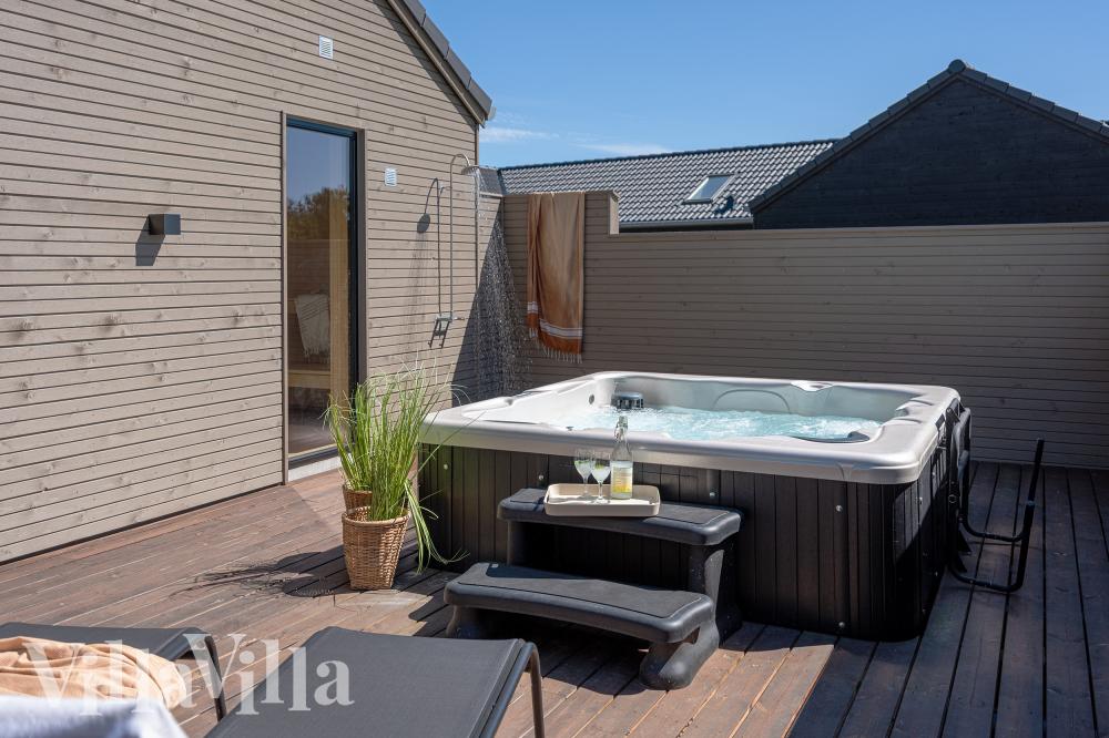 Nyt varmen i boblebadet i luksushus nr. 593 i Sydjylland