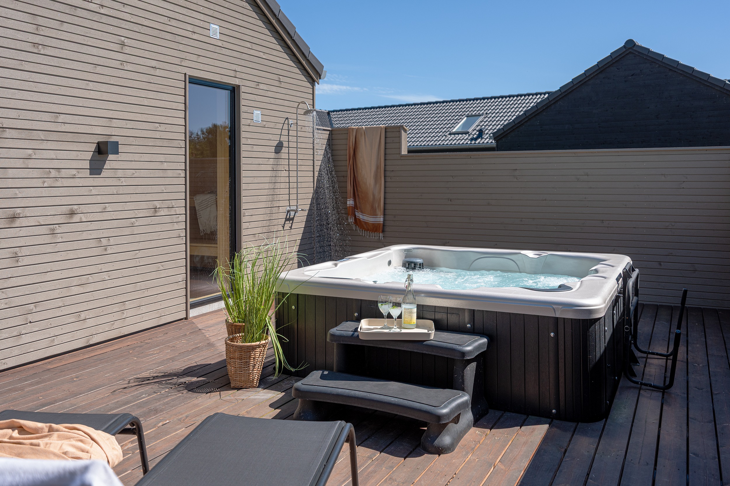 Nyt varmen i boblebadet i luksushus nr. 593 i Sydjylland