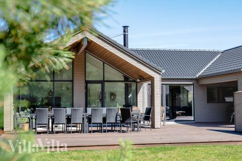 Dette lekre huset med svømmebasseng, nr. 593, med plass til 14 personer, ligger i Sydjylland