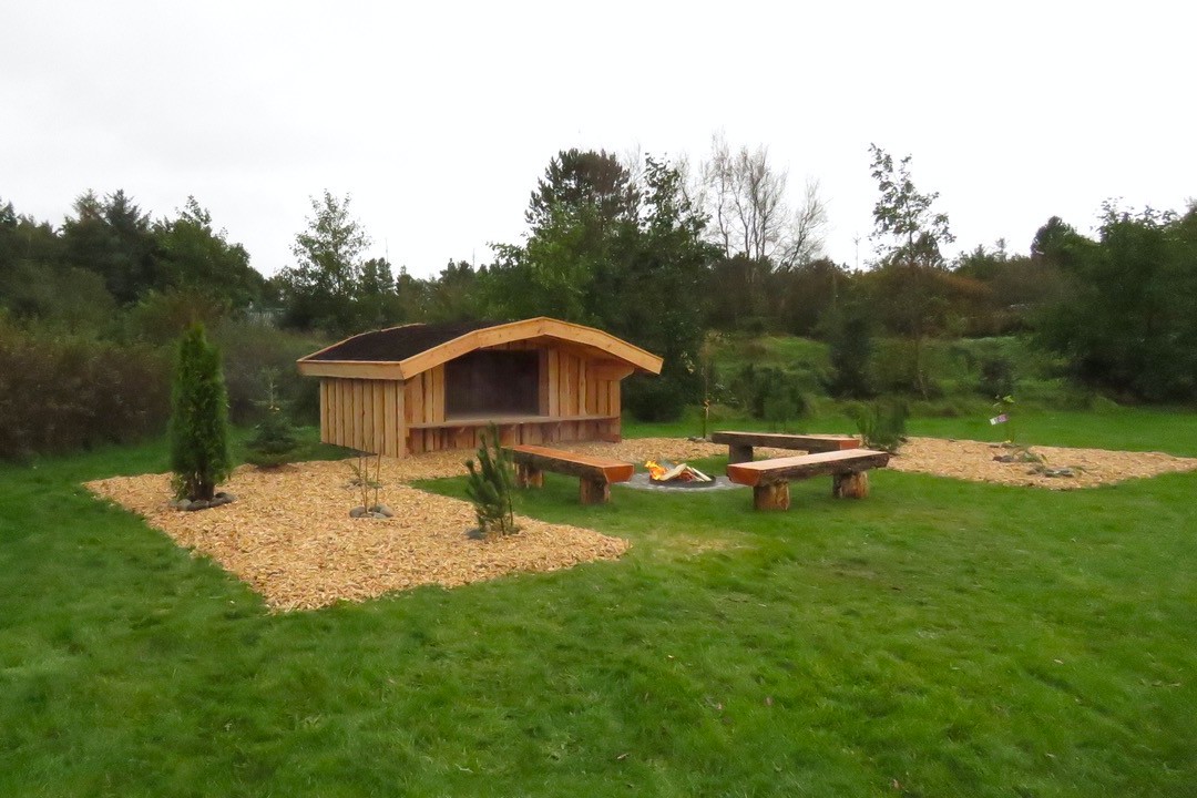 I det attraktive feriehuset nr. 473 i Vestjylland finnes det mengder av utendørsaktiviteter, som leketårn og huskestativ.