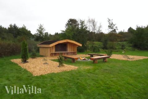 I det attraktive feriehuset nr. 473 i Vestjylland finnes det mengder av utendørsaktiviteter, som leketårn og huskestativ.