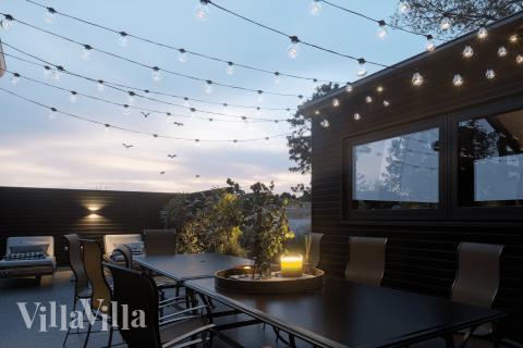 På terrassen i feriehus nr. 931 er det plass til 14 personer.