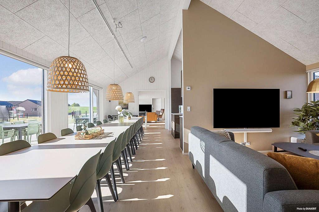 Det er plass til 24 personer i det store lyse oppholdsrommet i luksushus nr. 901.