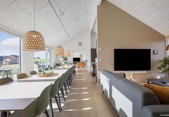 Det er plass til 24 personer i det store lyse oppholdsrommet i luksushus nr. 901.