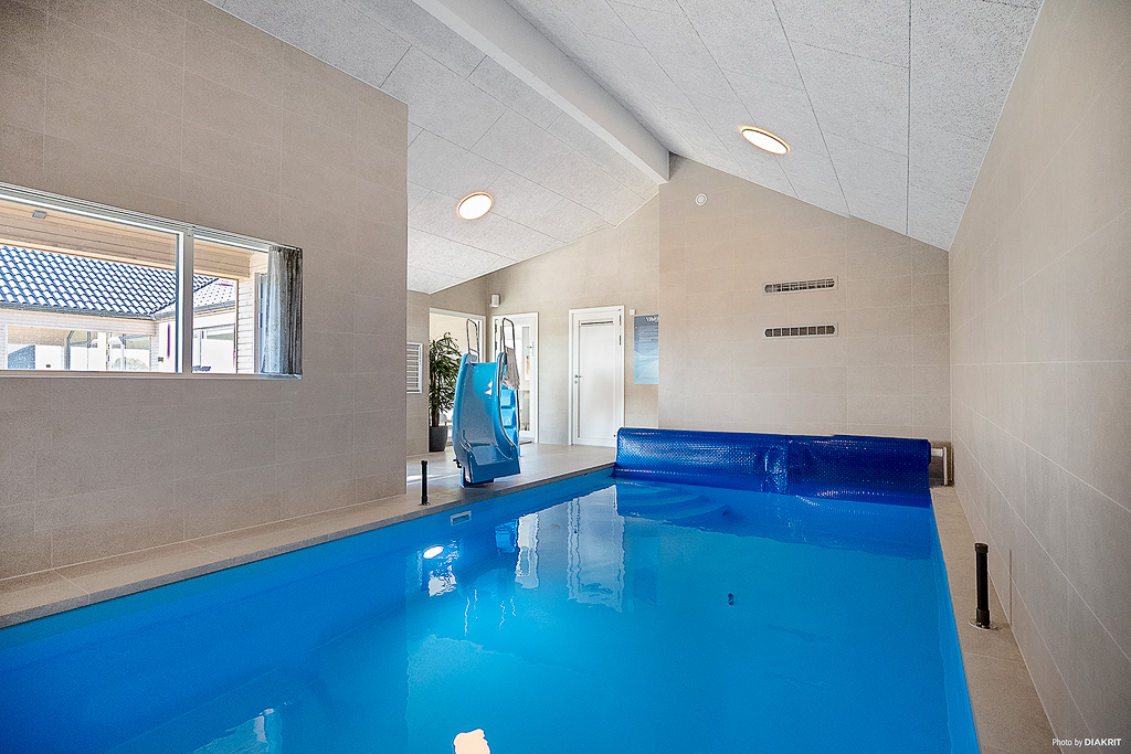 Feriehus 901 har et flott basseng med sklie, et stort innebygd boblebad og en badstue