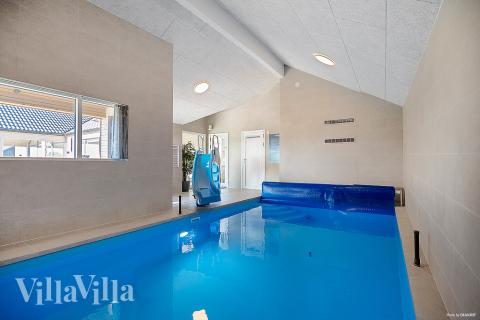 Feriehus 901 har et flott basseng med sklie, et stort innebygd boblebad og en badstue