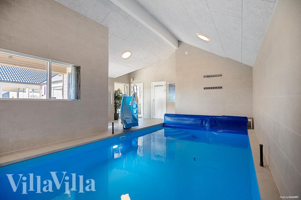 Feriehus 901 har et flott basseng med sklie, et stort innebygd boblebad og en badstue