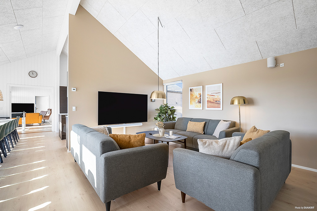 Sofaen i luksushus nr. 901 i Fyn og øyer er perfekt for å hygge seg med et brettspill eller se en film sammen.