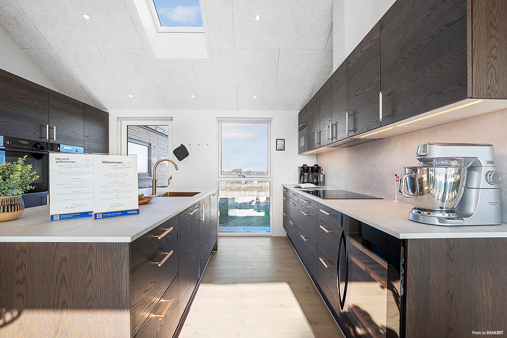 Kjøkkenet i luksushus nr. 901 i Fyn og øyer er godt innrettet.