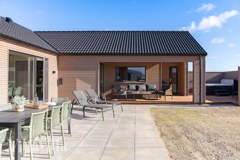 Luksushus nr. 901 har en deilig terrasse med gode hagemøbler til 24 personer.